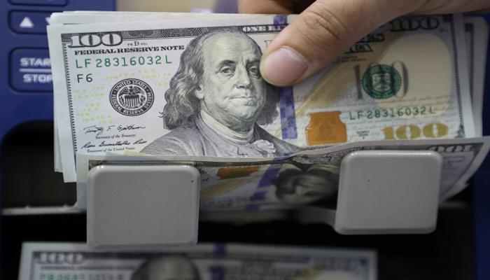 الدولار يتراجع وسط توقعات بقرب خفض الفائدة