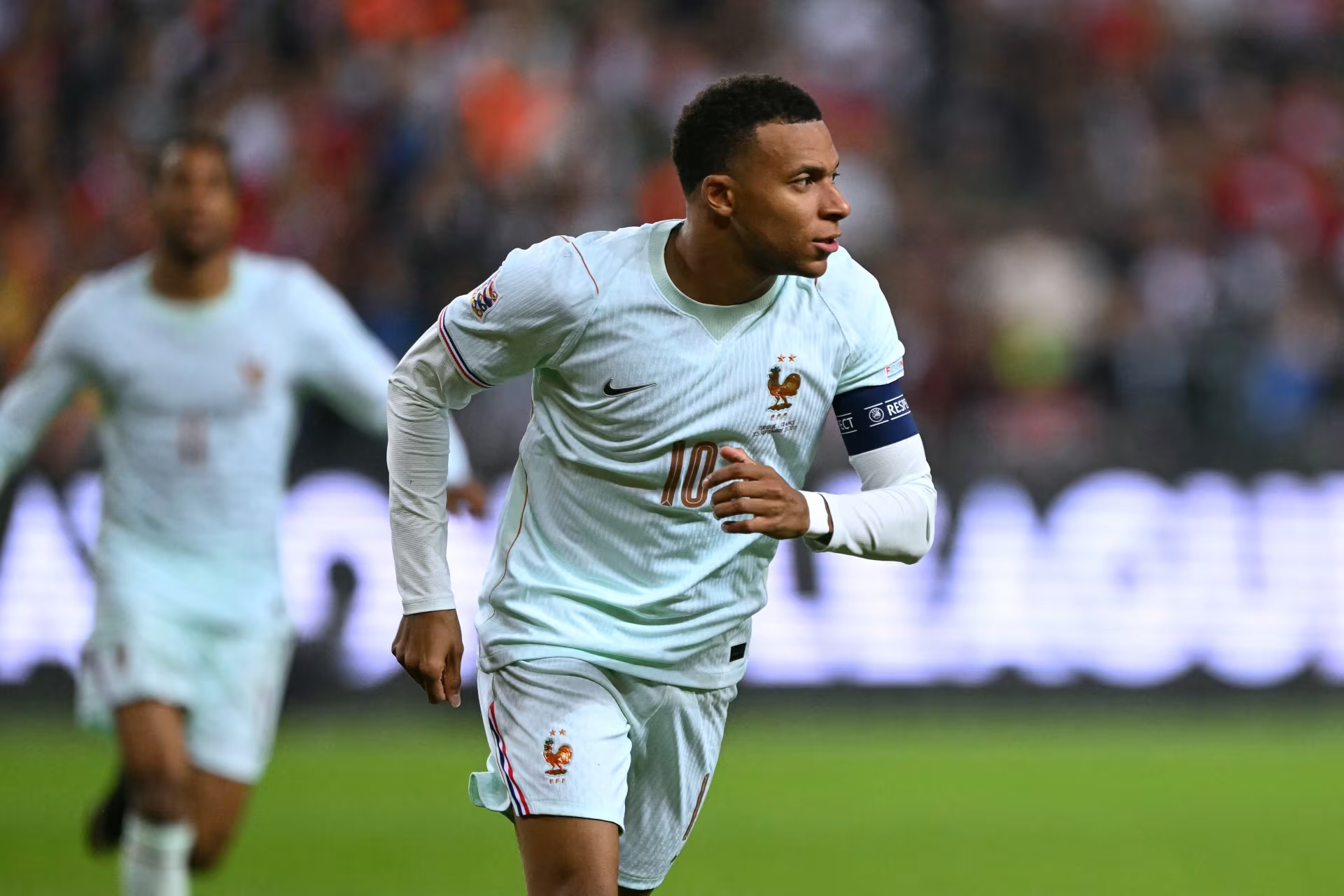 مبابي يغادر معسكر منتخب فرنسا بسبب إصابة في الركبة